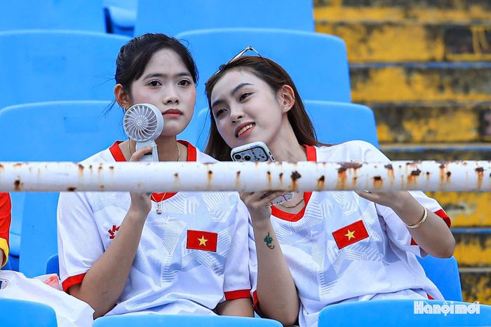 Một số cổ động viên vào sân sớm hàng tiếng đồng hồ để chờ tuyển Việt Nam thi đấu. Ảnh: Ngọc Tú