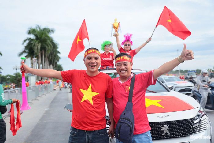 Sắc đỏ phủ kín nhiều khu vực quanh sân Mỹ Đình, xen lẫn tiếng trống, tiếng hô vang và những bài hát cổ động. Ảnh: Ngọc Tú