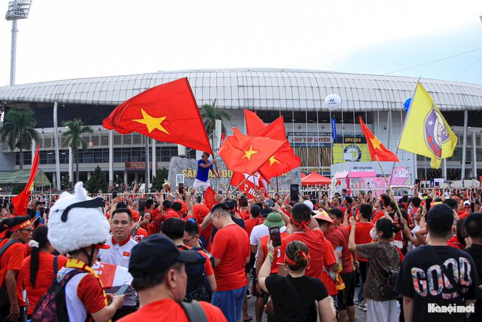 Tuy nhiên, phần đông cổ động viên vẫn giữ sự thận trọng khi Thái Lan là đối thủ nhiều duyên nợ và chắc chắn sẽ bước vào trận lượt về với quyết tâm cao. Ảnh: Ngọc Tú