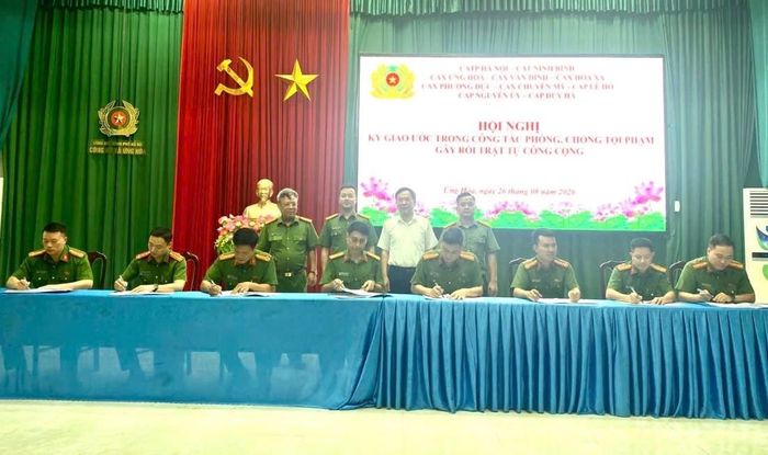 Việc công an 8 xã giáp ranh ký giao ước phối hợp phòng, chống tội phạm góp phần giữ bình yên cho nhân dân. Ảnh: Công an xã Ứng Hòa