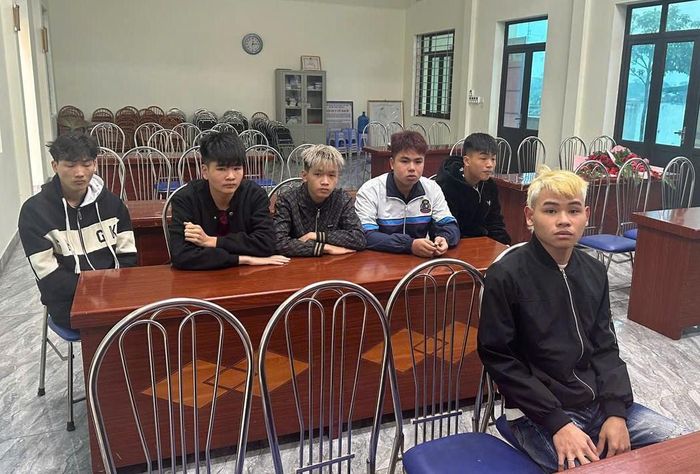 Các đối tượng tụ tập gây rối trật tự công cộng bị triệu tập lên làm việc tại Công an xã Ứng Hòa. Ảnh: Công an xã Ứng Hòa