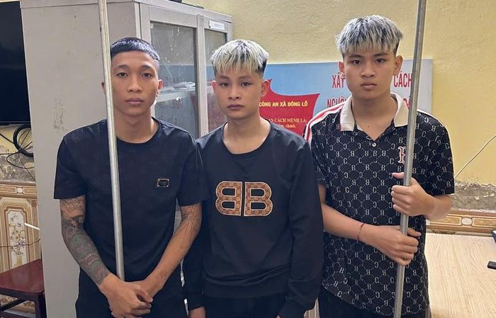 Công an xã Ứng Hòa bắt 3 đối tượng mang hung khí gây rối trật tự công cộng. Ảnh: Công an xã Ứng Hòa