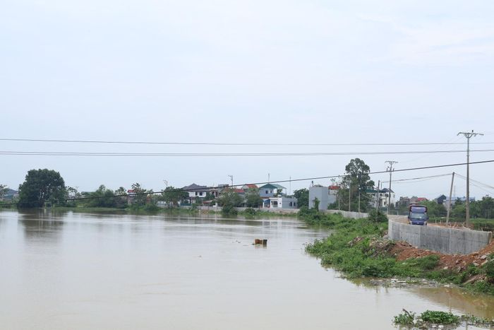 Lũ sông Bùi tiếp tục rút nhưng rất chậm. Ảnh: Bảo Châu