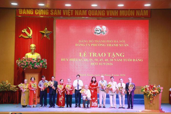 Lãnh đạo phường Thanh Xuân trao Huy hiệu Đảng đợt 2-9-2026 cho các đảng viên. Ảnh: Tùng Lâm