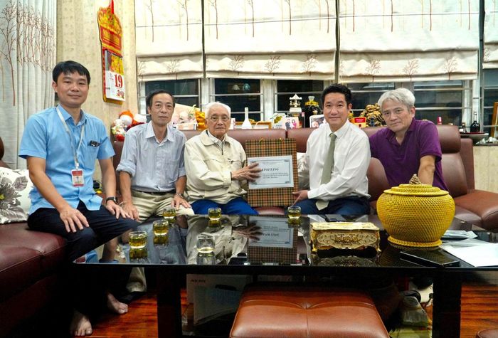 Đồng chí Nguyễn Huy Cường, Bí thư Đảng ủy, Chủ tịch HĐND phường Thanh Xuân thăm, tặng quà đồng chí Trần Liên, lão thành cách mạng. Ảnh: Tùng Lâm