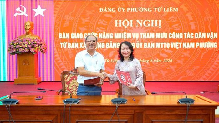 Trưởng ban Xây dựng Đảng phường Nguyễn Thu Hương và Chủ tịch MTTQ Việt Nam phường Phạm Hải Hoạt tại hội nghị bàn giao. Ảnh: PV