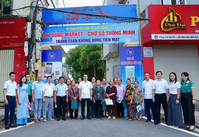 Lễ ra mắt mô hình chợ số “Sơn Đồng Market - Chợ chuyển đổi số - Giao dịch không dùng tiền mặt” được tổ chức tại chợ Lại Yên. Ảnh: NS