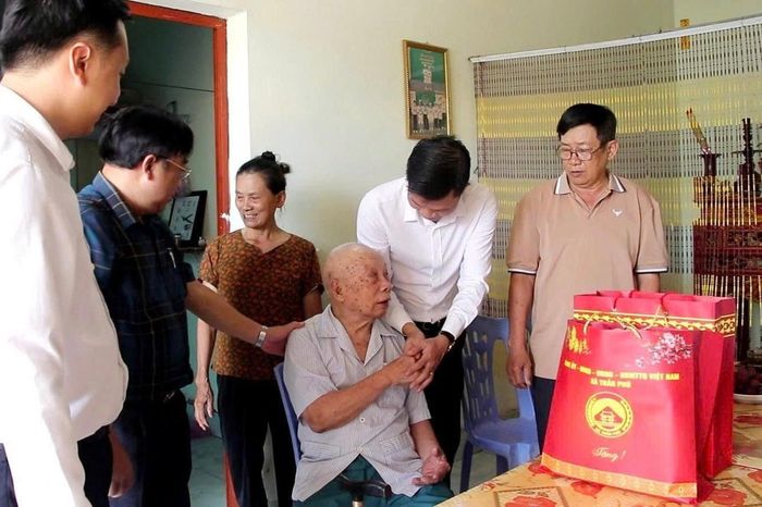 Lãnh đạo xã Trần Phú ân cần thăm hỏi, chúc sức khoẻ chiến sĩ cách mạng bị bắt tù đày. Ảnh: PV