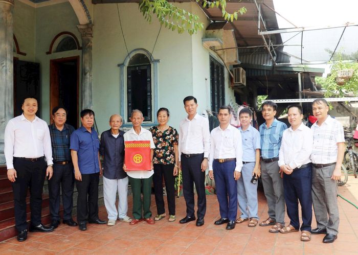 Xã Trần Phú trao quà tại gia đình người có công với cách mạng. Ảnh: PV