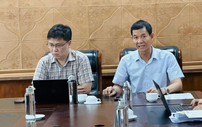 Ông Nguyễn Anh Tuấn, Trưởng ban Đào tạo, Đại học Quốc gia Hà Nội (trái) và ông Hoàng Đình Phi, Hiệu trưởng Trường HSB tại buổi làm việc. Ảnh: ND