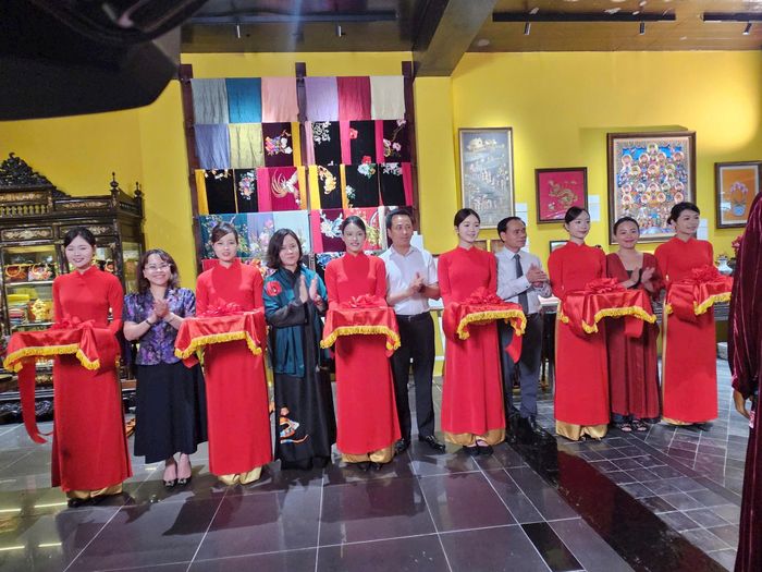 Các đại biểu cắt băng khai trương không gian nghệ thuật thủ công đương đại tại Hà Nội. Ảnh: Đ.T