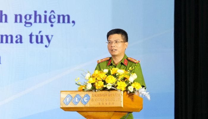 Thượng tá Nguyễn Thế Nhật, Phó Trưởng phòng PC04, Công an thành phố Hà Nội phát biểu tại hội nghị. Ảnh: Công Phương