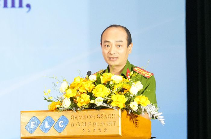 Thượng tá Nguyễn Chí Hoàng, chuyên viên cao cấp Cục C04 (Bộ Công an) phổ biến các nội dung cơ bản của Luật Phòng, chống ma túy năm 2025. Ảnh: Công Phương