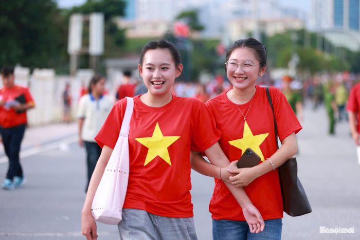 Đôi bạn trẻ trên đường vào sân để cổ vũ cho đội tuyển Việt Nam