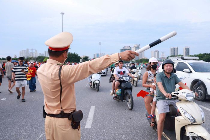 Lực lượng chức năng điều tiết giao thông để tránh ùn tắc.