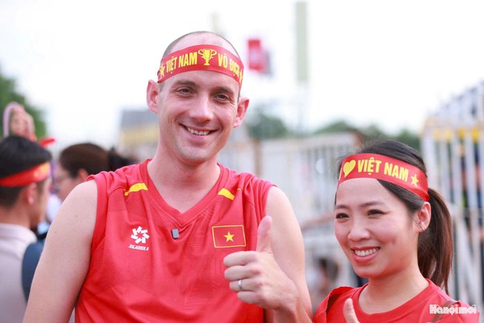 Vợ chồng anh Lars Magnus Buelck và chị Dương Hương Mai (Đức) chia sẻ: "Chúng tôi thấy rất vui khi được đến tận sân theo dõi, cổ vũ cho đội tuyển Việt Nam. Không khí cổ vũ của người hâm mộ rất tuyệt vời, đây sẽ là một kỷ niệm đáng nhớ của vợ chồng tôi".