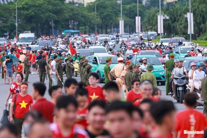 Dòng người không ngừng đổ về Sân vận động Quốc gia Mỹ Đình để cổ vũ cho đội tuyển Việt Nam.