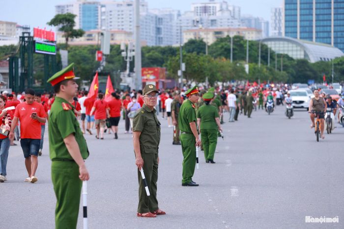 Lực lượng chức năng luôn túc trực để bảo đảm an ninh trật tự.