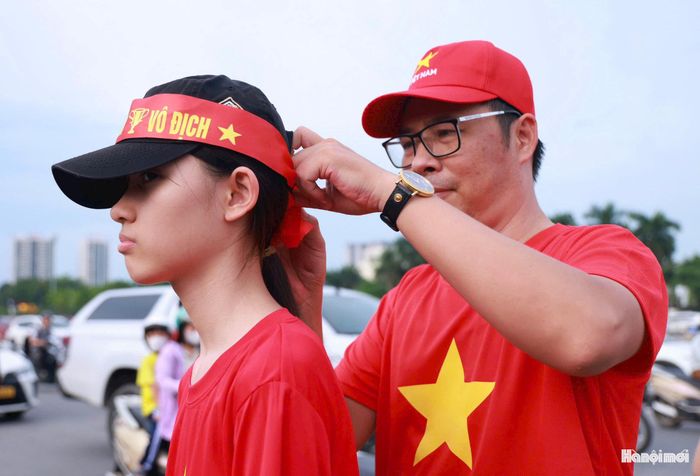 Anh Nguyễn Tuấn Anh (phường Cầu Giấy) cho hay: "Mặc dù chiến thắng 2-0 ở lượt đi nhưng tôi hy vọng đội tuyển của chúng ta sẽ không chủ quan. Tôi tin rằng, trận đấu này chúng ta sẽ có một chiến thắng thuyết phục trước người Thái".