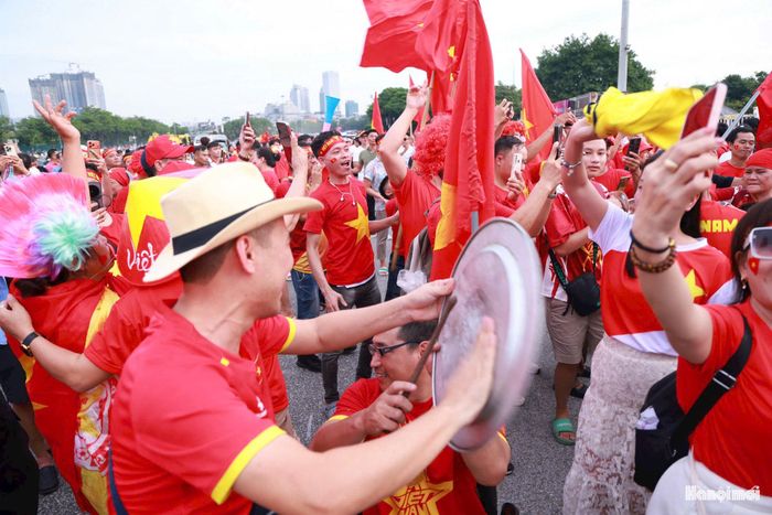 Mọi người ai nấy đều tin vào một chiến thắng giành cho đội tuyển Việt Nam khi thi đấu trên sân nhà.