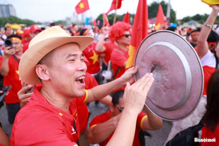 Màn cổ vũ cuồng nhiệt của người hâm mộ.