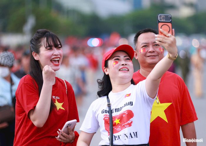 Người hâm mộ tranh thủ lưu lại khoảnh khắc tuyệt với.