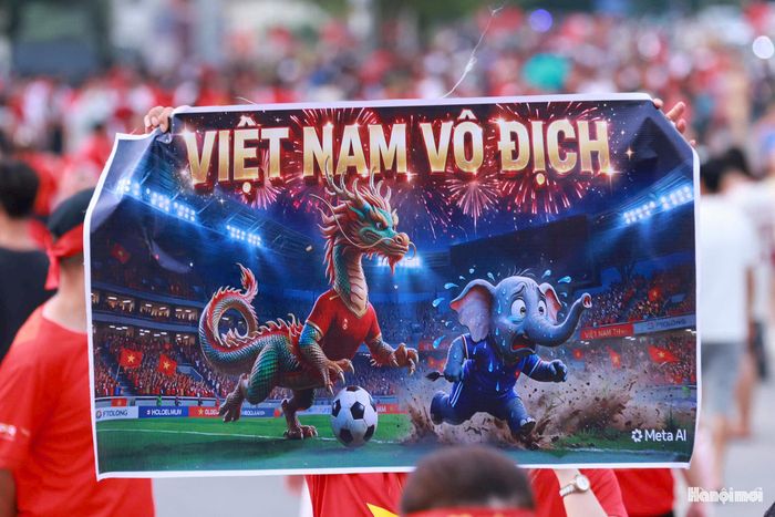 Những tấm băng rôn, khẩu hiểu tin tưởng vào một chiến thắng của đội tuyển Việt Nam để giành chức vô địch.