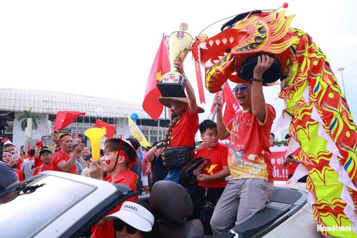 "Tôi tin rằng, đội tuyển của chúng ta sẽ có một chiến thắng giòn giã với tỷ số 3-1 trước Thái Lan", vợ chồng anh Lars Magnus Buelck và chị Dương Hương Mai chia sẻ thêm.