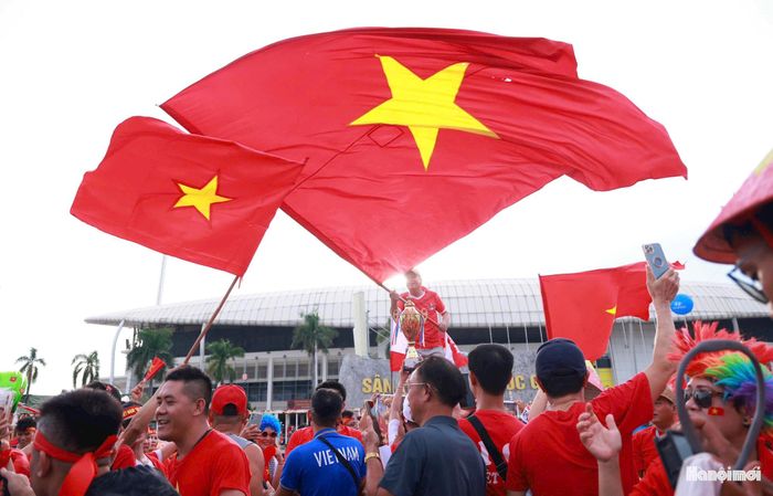 Bầu không khí được hâm nóng bởi những tiếng hò reo, cổ vũ rất sôi động của người hâm mộ.