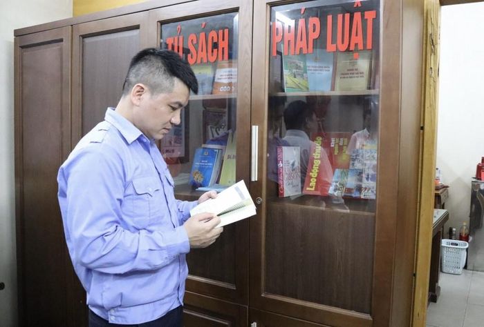 Công nhân lao động đọc sách sau giờ làm việc. Ảnh: M.Quý