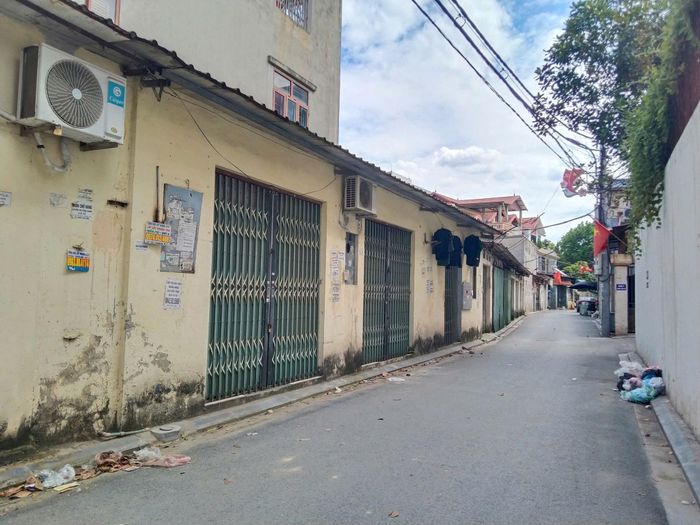 Những dãy nhà trọ vắng lặng khi phần lớn công nhân đang làm việc tại các khu công nghiệp. Ảnh: Đinh Luyện