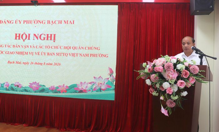 Chánh Văn phòng Đảng ủy phường Bạch Mai Phan Bá Tường công bố các quyết định. Ảnh: PV