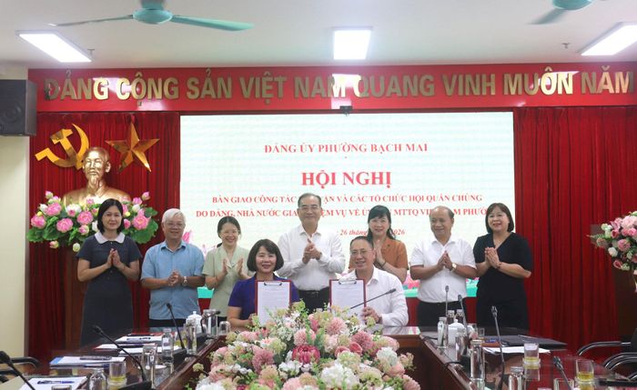 Ký biên bản bàn giao chức năng, nhiệm vụ tham mưu công tác dân vận giữa Ban Xây dựng Đảng - Đảng ủy phường và Ủy ban MTTQ Việt Nam phường Bạch Mai. Ảnh: PV