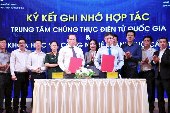 Trung tâm Chứng thực điện tử quốc gia (NEAC) và Sở Khoa học và Công nghệ thành phố Cần Thơ ký biên bản hợp tác về phát triển chữ ký số. Ảnh: Thảo Anh