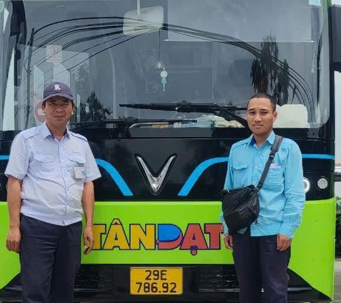 Công nhân lái xe Nguyễn Đức Nam và nhân viên phục vụ Nguyễn Đức Tú, những người đã kịp thời hỗ trợ người dân dập tắt cháy xe máy trên phố Thái Hà. Ảnh: H.Giang
