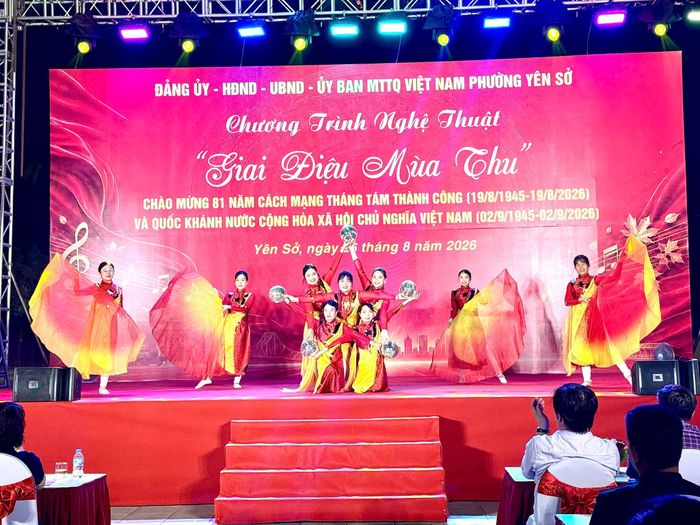 Tiết mục "Việt Nam - tự hào tiếp bước tương lai" của các cô giáo Trường Mầm non Ánh Sao biểu diễn. Ảnh: Thái Phương