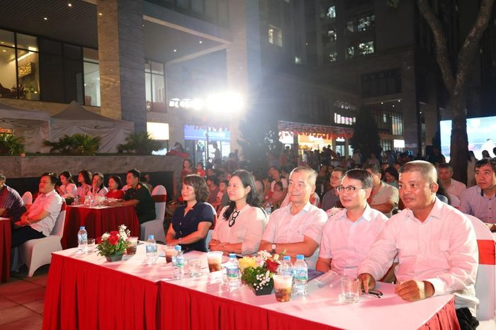 Diễn ra tại sân khấu ngoài trời Chung cư Phương Đông Green Park, chương trình thu hút đông đảo cán bộ, đảng viên và nhân dân tham dự. Ảnh: Thái Phương