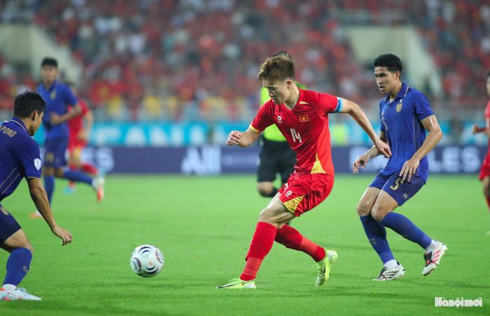 Hoàng Đức thi đấu ấn tượng ở tuyến giữa giúp tuyển Việt Nam giữ vững thế trận. Ảnh: Ngọc Tú