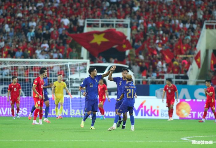 Bất ngờ đến ở phút thứ 12, Yotsakorn Burapha tung cú sút quyết đoán từ ngoài vòng cấm, đưa bóng đi chìm và khiến hàng thủ Việt Nam bất ngờ. Ảnh: Ngọc Tú