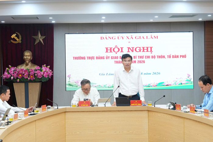 Đồng chí Dương Viết Cường, Phó Bí thư Đảng ủy, Chủ tịch UBND xã Gia Lâm phát biểu tại hội nghị. Ảnh: P.V