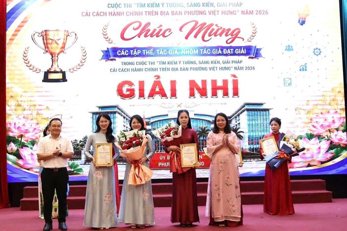Lãnh đạo UBND phường Việt Hưng trao giải Nhì cho các tác giả tiêu biểu. Ảnh: PV