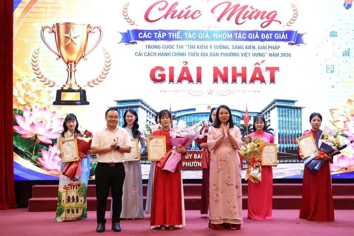 Lãnh đạo UBND phường Việt Hưng trao giải Nhất cho cô giáo Trần Thị Vân Anh, Trường THCS Đức Giang. Ảnh: PV