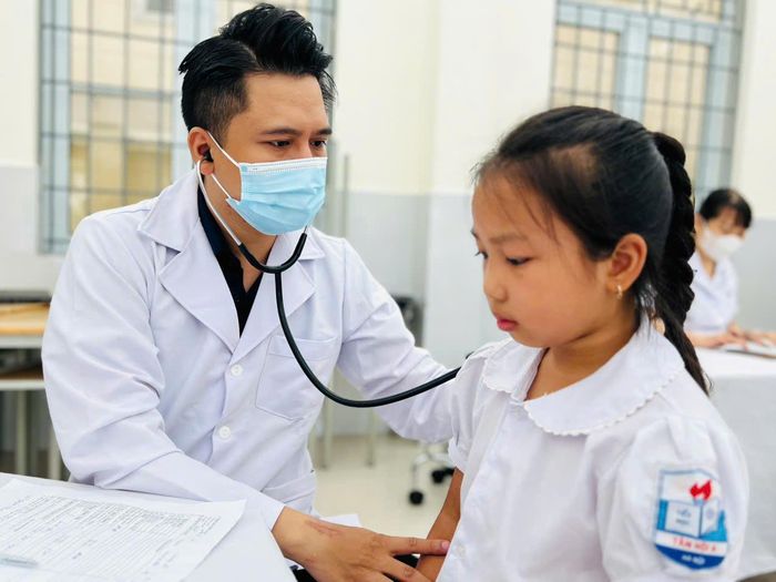 Hoạt động khám sức khỏe được triển khai chu đáo với sự phối hợp giữa ngành Y tế, nhà trường và đội ngũ giáo viên. Ảnh: Đỗ Duẩn