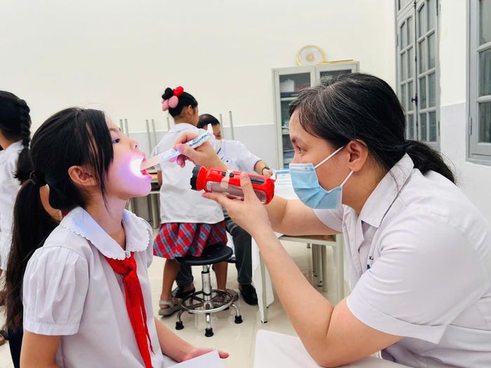 Bác sĩ kiểm tra răng miệng, kịp thời phát hiện những vấn đề cần lưu ý ở học sinh. Ảnh: Đỗ Duẩn