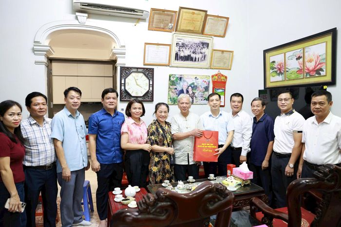 Đoàn công tác do Phó Bí thư thường trực Đảng ủy Nguyễn Sĩ Hoạt làm trưởng đoàn đến thăm và tặng quà các gia đình chính sách. Ảnh Tu Oanh