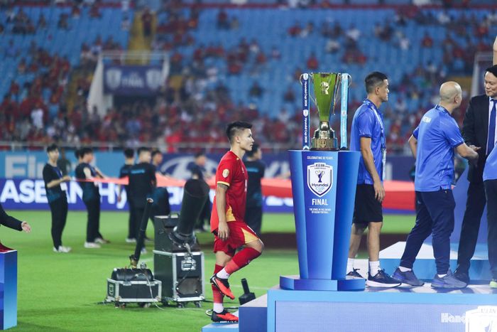 Quang Hải là đội trưởng đi cuối cùng lên bục danh dự để nhận cup từ Ban Tổ chức. Ảnh: Ngọc Tú