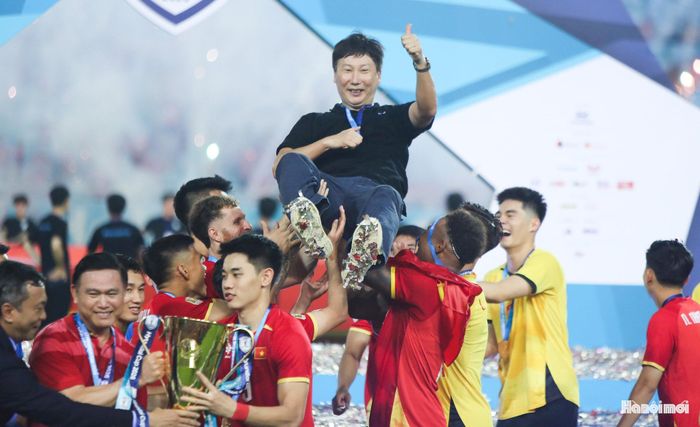 Thầy trò HLV Kim Sang-sik lần thứ tư vô địch giải đấu số một khu vực, sau các năm 2008, 2018 và 2024. Ảnh: Ngọc Tú