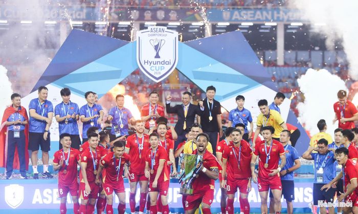 Xuân Son ăn mừng bên chiếc cup của giải, tiền đạo của tuyển Việt Nam có hai lần liên tiếp giành chức vô địch. Ảnh: Ngọc Tú