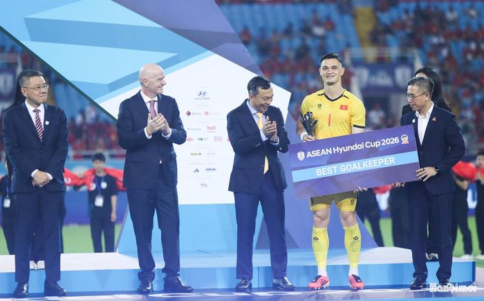 Chủ nhân danh hiệu Thủ môn hay nhất ASEAN Cup 2026 là Patrik Lê Giang. Tại giải đấu năm nay, Patrik Lê Giang cùng tuyển Việt Nam giữ sạch lưới 6 trận, có tổng cộng 21 bàn và để thủng lưới 3 sau 8 trận (4 ở vòng bảng, 2 lượt đi về bán kết và chung kết). Ảnh: Ngọc Tú