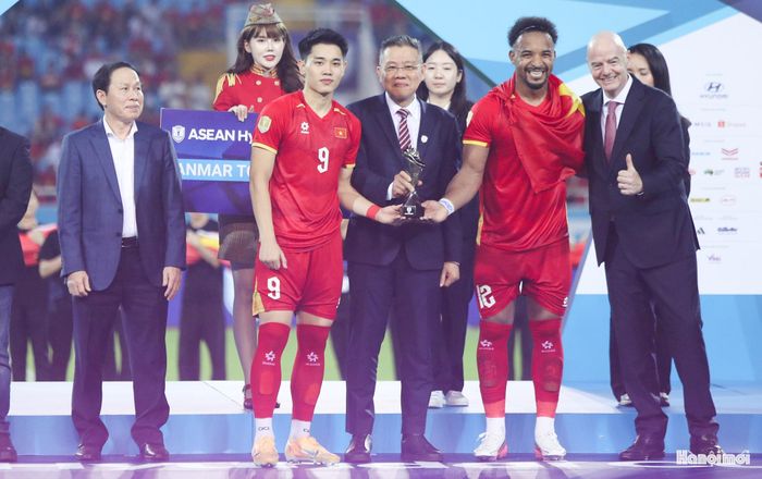 Đình Bắc cùng Xuân Son nhận giải Vua phá lưới khi có cùng 5 bàn thắng. Ảnh: Ngọc Tú